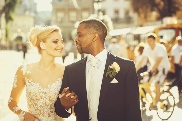 Joyeux marié afro-américain et jolie mariée marchant dans la rue — Photo