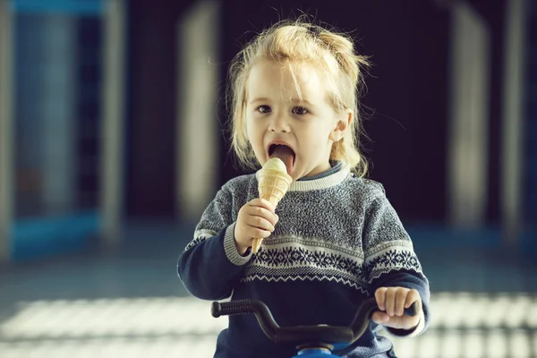 Divertente Ragazzino Bambino Maglione Mangiare Leccare Gelato Sfondo Sfocato — Foto Stock