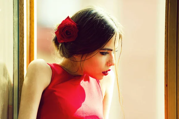 髪化粧と真っ赤な唇、スペインの女性ローズ — ストック写真