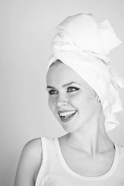 Mujer sonriendo con toalla de baño blanca en la cabeza —  Fotos de Stock