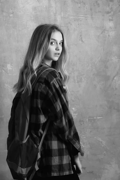 Menina bonita com mochila na camisa quadriculada vermelha elegante — Fotografia de Stock