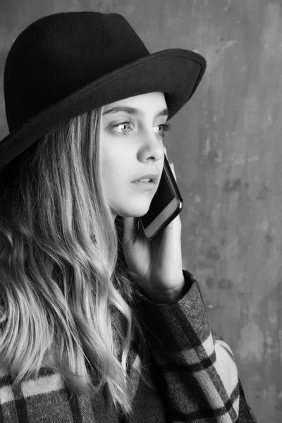 Дівчина в капелюсі з телефоном — стокове фото