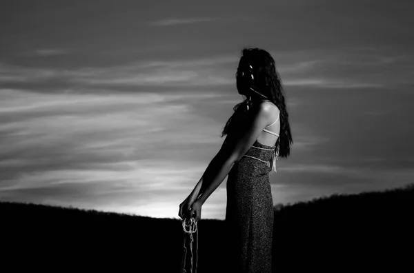 Chica viendo idílico atardecer —  Fotos de Stock