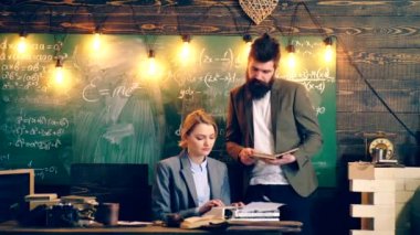 Öğretmenler için dikte kitaptan bir daktilo metni yazın. Öğrenme kavramı. Okul çocukları üniformalı. Öğretmen sınıfta.