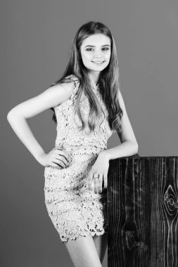 Moda model mavi arka plan üzerinde.