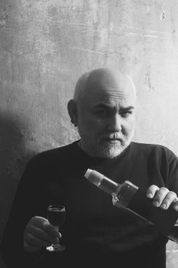 Dökme şarap cam şişeden dostum.