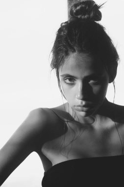 bun ve yağlı ya da ıslak yüz cilt ile kız