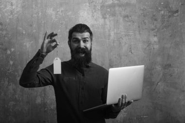 laptop ve etiket mutlu sakallı adamın elinde alışveriş