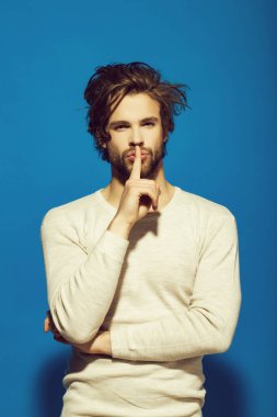 adam sabah hush jest gösterilen beyaz iç çamaşırı