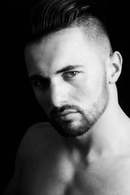 Yakışıklı genç uyum gösteren göğüs