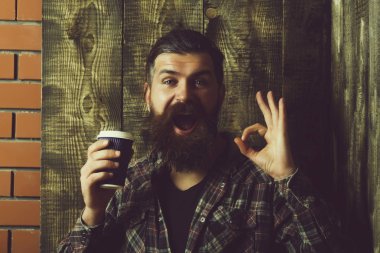 Tamam jest gösterilen mutlu acımasız hipster kahve