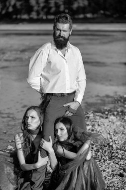 Sakallı adam ve iki kadın açık