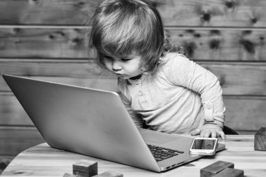 Bilgisayar ve telefon ile küçük çocuk