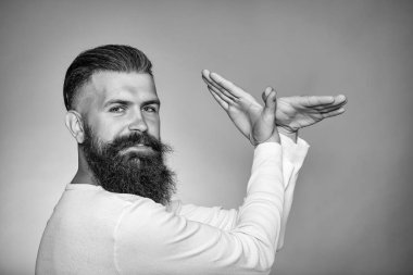 Sakallı adam elleriyle kuş şekli