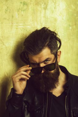 Moda model dokulu duvar arka plan üzerinde.