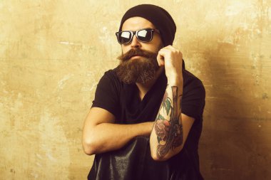 Hipster deri ceket ve gözlük ile şapka.