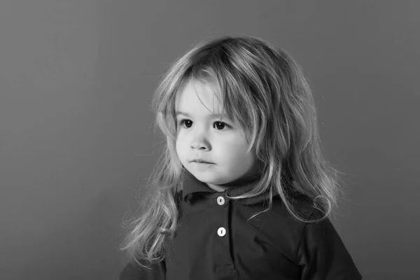 Niño pequeño con el pelo largo y rubio en camisa roja —  Fotos de Stock