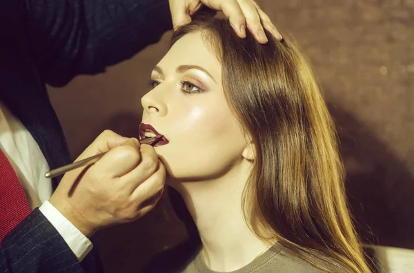 Mujer consiguiendo labios pintado en salón de belleza — Foto de Stock
