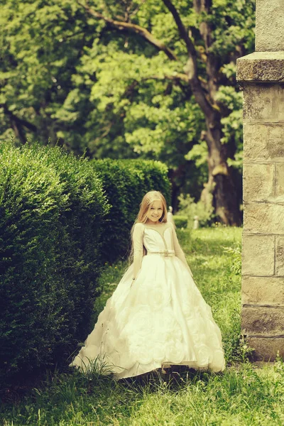 Menina pequena em vestido branco ao ar livre — Fotografia de Stock