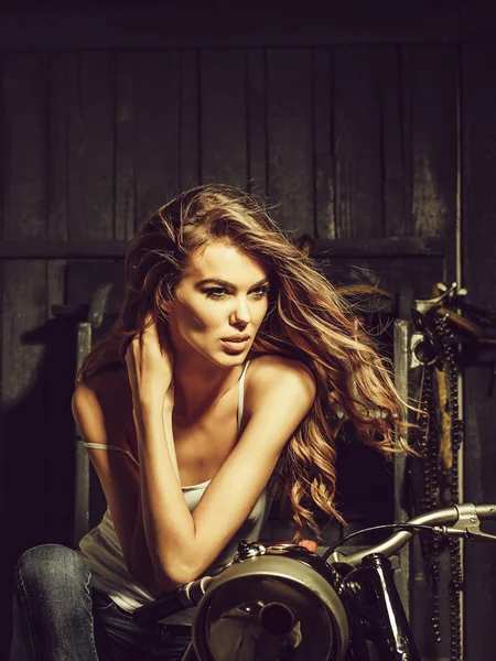 Красота и мода, мотоцикл и байкер, парикмахерская и парикмахерская, спорт — стоковое фото
