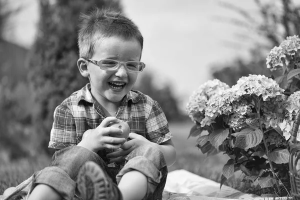 Jongen lachen op picknick — Stockfoto