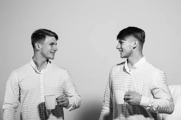 Men drinking morning coffee. — Stock Photo, Image