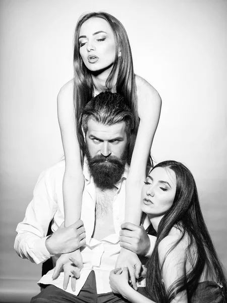 Homem barbudo e duas mulheres — Fotografia de Stock