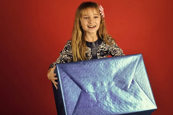 Menina pequena com pacote de compras, sexta-feira preta. menina pequena com grande caixa de presente — Fotografia de Stock