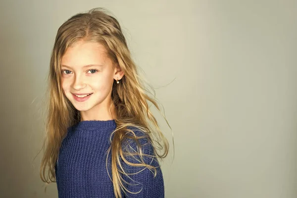 Meisje met lang haar. Fashion model, schoonheid, blik. Stijlvolle meisje met mooi gezicht op grijze achtergrond. Kapsalon, huidverzorging, casual stijl, denim. Schoonheid, kid mode en gezond haar. — Stockfoto