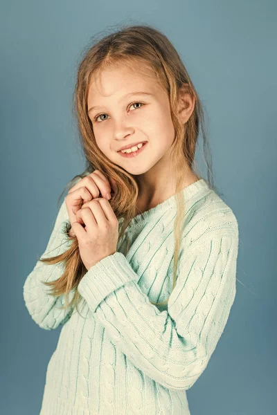 Μόδα παιδί μικρό κορίτσι σε μπλε φόντο — Φωτογραφία Αρχείου