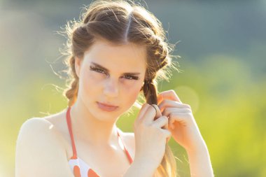 Saç modeli kavramı. Sevimli kız örgü saç modeli. Örgülü saç modeli olan güzel kadın. Sen ve senin saç modeli yapma