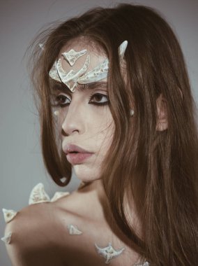 Dikenler omuzlarında kadınla fantezi yaratık gibi görünüyor. Korkunç Peri kuyruk karakter. Cadılar Bayramı fikirler kavramı. Dikenler bir kızla şeytan ejderha büyülü yaratık olarak. Fantezi tarzı ile kız makyaj