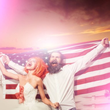 Mutlu çift Amerikan bayrağı tutun. Vatansever tatil kutlaması