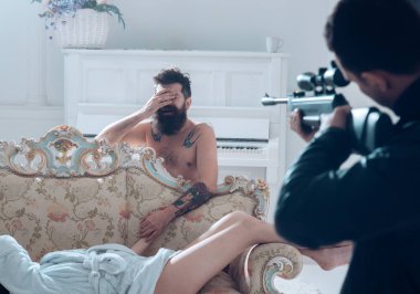 Hile ve kıskançlık kavramı. Koca aşık bulundu, karısı ve sakallı sevgilisine tehdit öldürdü. Çıplak, hayal kırıklığına zoruyla, iç arka plan sakallı adam. Adam bir katil zoruyla.