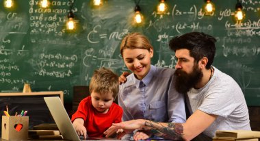 Mimari tartışmaya öğretim üyesi öğrencilerle atölye sırasında Olgun öğretmen öğretmen özel ders veren okul öncesi çocuk, kavram eğitim - yeşil zemin üzerine okula geri sorunları,