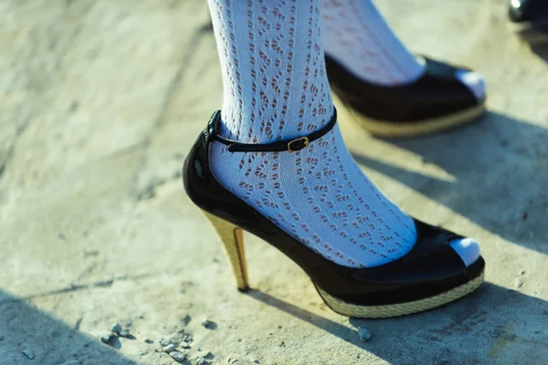 Boty koncept. Vysoké boty na podpatku na ženské nohy. Módní boty. Obuv určená pro přesun — Stock fotografie