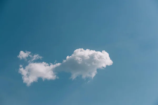 Concepto Sky. Cielo azul. Nube blanca en el cielo. Que el cielo brille — Foto de Stock