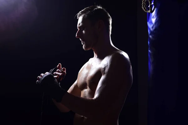 Conceito de boxe. Desportista musculoso envolvido num ginásio de boxe. Homem boxeador preparar para o boxe. Mantenha a calma e boxe em — Fotografia de Stock