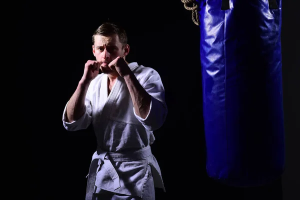 Concetto di combattimento. Combattente in kimono. Uomo di karate in posizione di combattimento. Continua a combattere. — Foto Stock