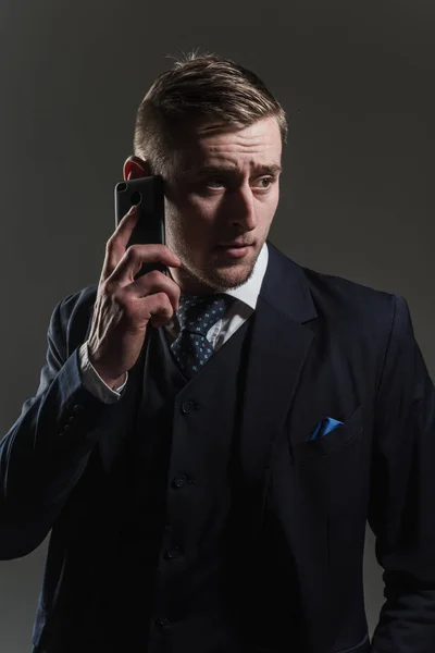 Концепція телефону. Чоловік говорить по мобільному телефону. Бізнесмен використовує мобільний телефон для ділового спілкування. Завжди доступний по телефону — стокове фото