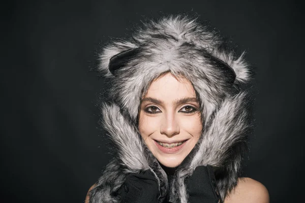 Flicka med makeup bär fluffiga pälsmössa med öron som katt. Söt kitty outfit. Karneval och Halloween idéer. Söt outfit att fira karneval. Kvinna slitage lurviga hatt med små öron som katt eller kattunge — Stockfoto