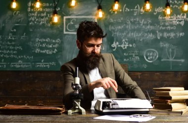 İş eğitimi, Eğitim Üniversitesi erkek hoparlör yürütmektedir ve okuma-yazma kavramı - lise öğretmeni sınıfta ders vermek, özel öğretmenler, çoğu büyük öğretmenlik deneyimim var,