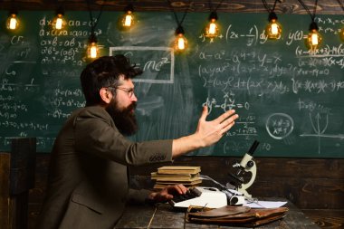 Dostu öğretmen ve yetişkin gülümseyen öğrenci sınıfta, öğrenciler Hipster matematik sınavı çözme merak yapmak şeyler hakkında korku veren öğretmenler biliyorum,