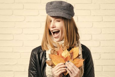 şapkalı şık saç ile mutlu modeli.