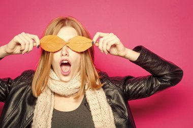 Fularlı şık saç ile sürpriz modeli.