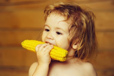 sarı mısır yeme komik küçük çocuk çocuk