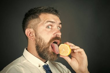 Vitamini Narenciye hipster siyah arka plan üzerine.
