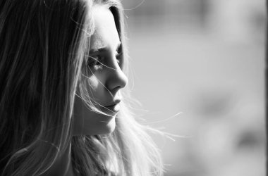 Sevimli genç yüzü, sağlıklı cilt ve saç ile güzel kız