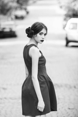 yolda yürürken şık, Kırmızı elbiseli kadına