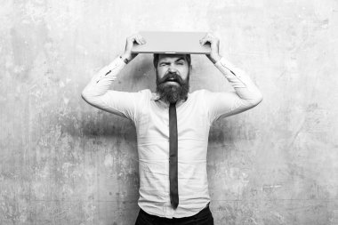 hipster veya uzun sakallı sakallı adam tutun laptop